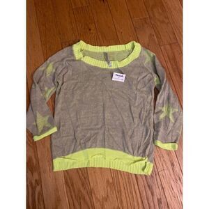 NWT Absolutely Beige & Neon Yellow Star Pattern Lightweight Sweater size small